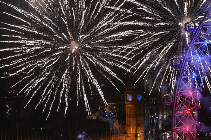 Fireworks explode around The Elizabeth Tower, also known as 'Big Ben' and the London Eye during New Year's celebrations in central London just after midnight on January 1, 2016. (AFP Photo)