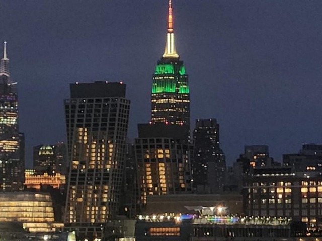 तिरंगे के रंग में जगमगा उठी न्यूयॉर्क की एम्पायर स्टेट बिल्डिंग