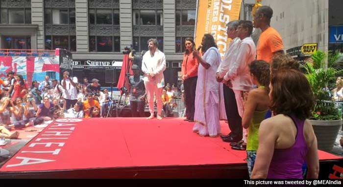 Sri Sri Ravishankar, the founder of the Art of Living Foundation, gave a lecture on the benefits of yoga at the Times Square.