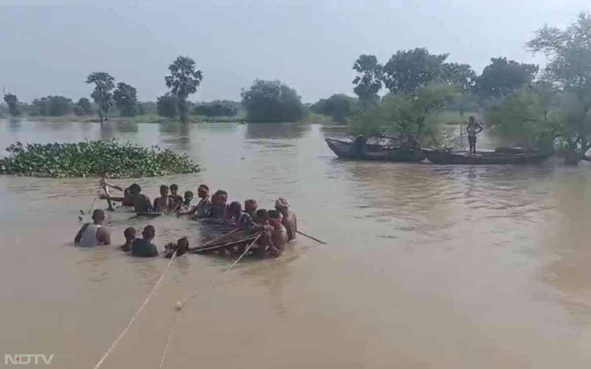 उफनती गंगा और गंडक ने हाजीपुर शहर को बाढ़ के चपेट में ले ली है. शहर के दक्षिणी हिस्से के 4-5 वार्डो में बाढ़ का पानी घुस गया है. इससे शहर वासियों में खतरे का अंदेशा बढ़ने लगा है. गुरूवार को शहर के कोनहारा से गर्दनिया चौक मुख्य सड़क पर नदी की पानी प्रवेश कर गया है.