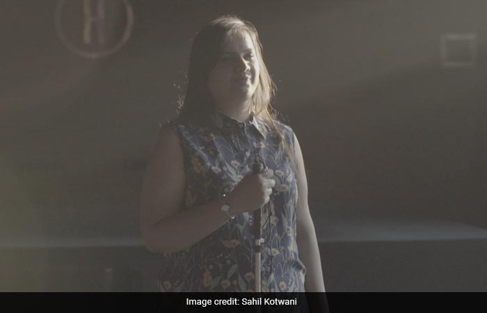 मिलिए भारत की पहली दिव्‍यांग महिला स्टैंड-अप कॉमेडियन निधि गोयल से