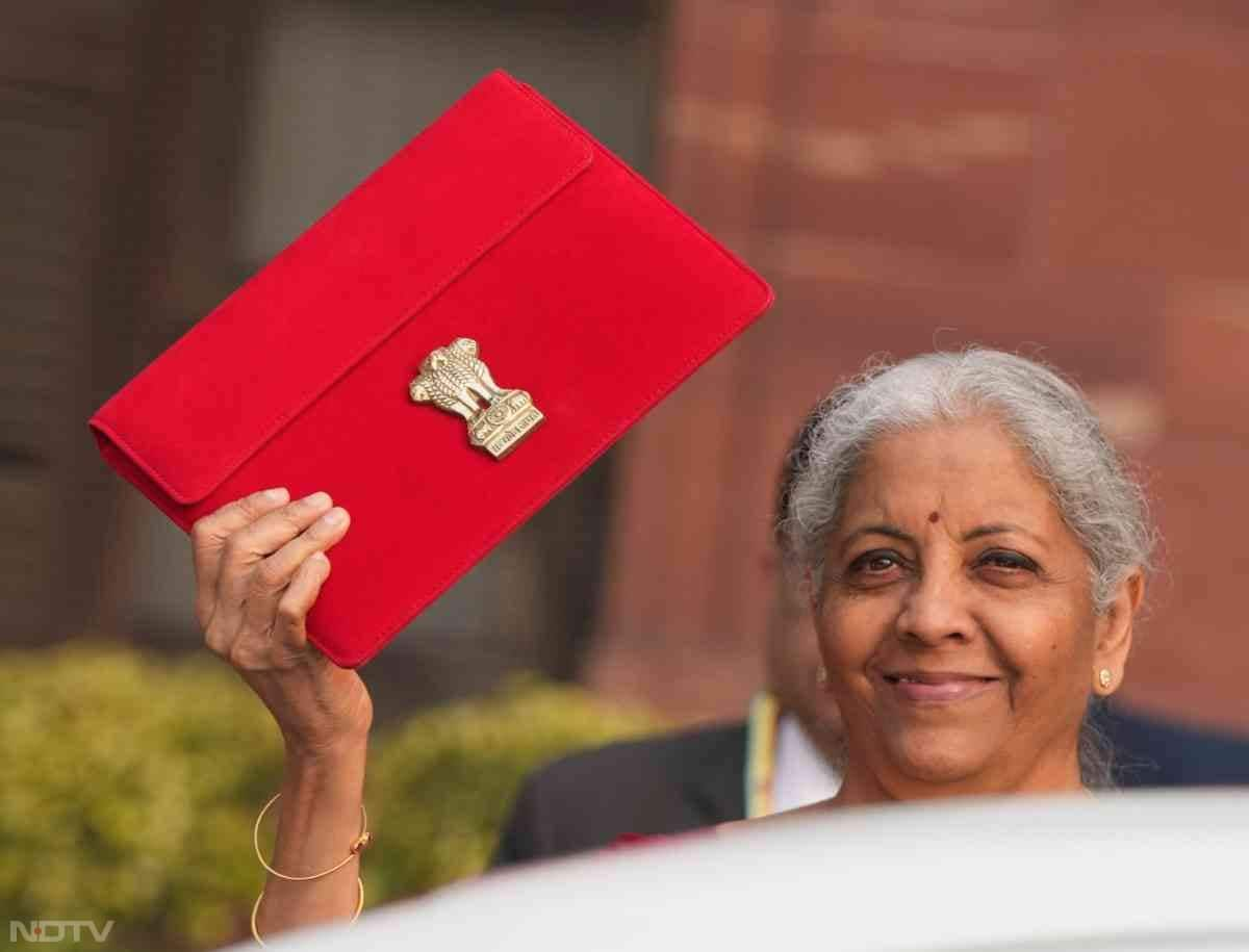 इस बार की साड़ी में भी बुनकरों का श्रम,हुनरमंदों का हुनर झलका. (कंटेंट- अंबु शर्मा)