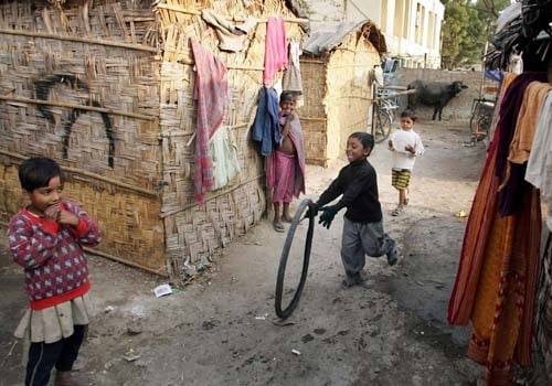 In this picture taken on January 5, 2007, children play in the village of Nithari, located in the largely affluent Noida township, on the outskirts of New Delhi. In 2005, the children of Nithari started to vanish without a trace. Residents, most of them migrant labourers from eastern India who work in factories, as domestic helps or as cycle-rickshaw pullers, said the police had failed to protect their loved ones. (AFP Photo)