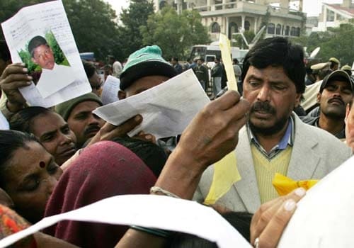 Leader of the Republican Party of India, Ramdas Athvale (C) listens to the grievances of relatives of the missing children in Noida, a suburb of New Delhi on January 9, 2007, near the house of Moninder Singh Pandher. (AFP Photo)