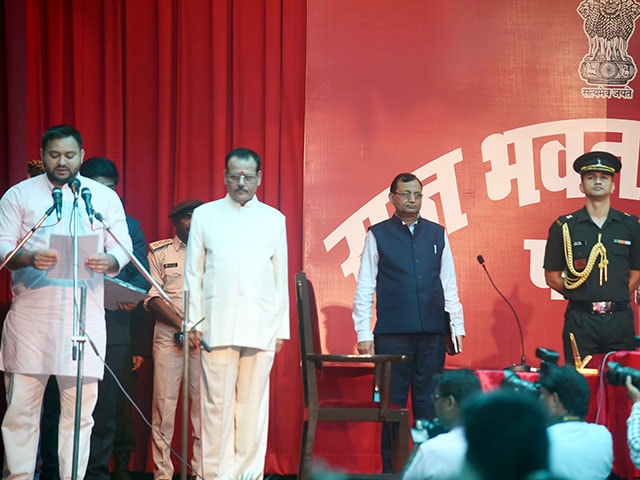 नीतीश कुमार ने आठवीं बार ली बिहार मुख्यमंत्री पद की शपथ, तेजस्वी यादव बने उपमुख्यमंत्री