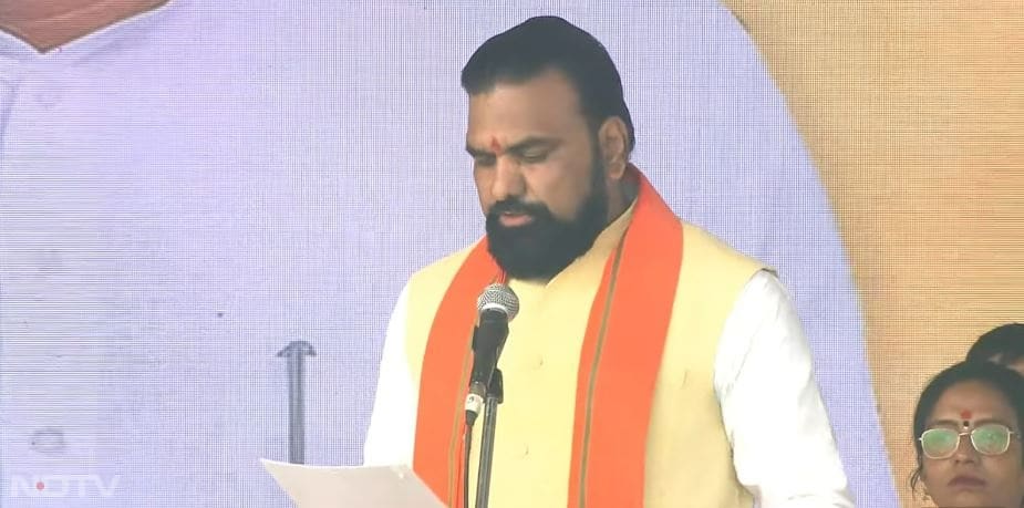 नीतीश कुमार के साथ सम्राट चौधरी, बिजेंद्र प्रसाद यादव, श्रवण कुमार, विजय कुमार सिन्हा सहित कई नेताओं ने बिहार कैबिनेट में राज्य मंत्री के तौर पर शपथ ली.