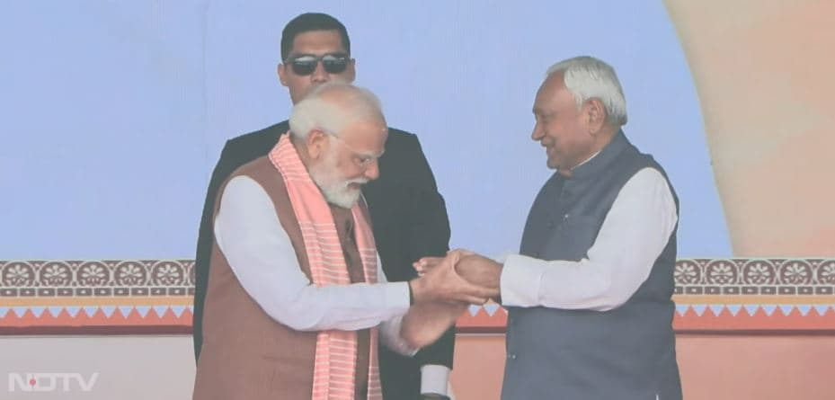 नीतीश कुमार ने गांधी मैदान में 10वीं बार बिहार के मुख्यमंत्री के रूप में शपथ लेने के बाद प्रधानमंत्री नरेंद्र मोदी का अभिवादन किया.