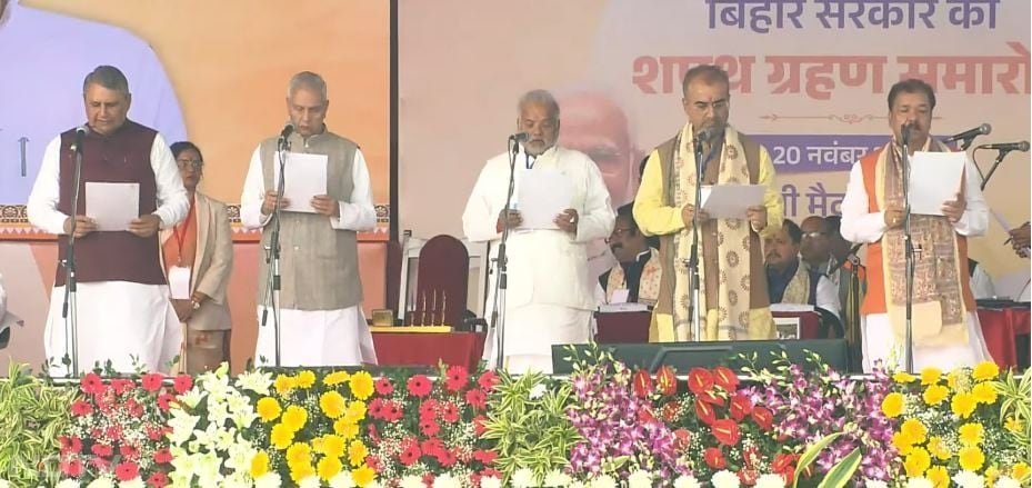 पटना के गांधी मैदान में शपथ समारोह में मंगल पांडे, दिलीप जायसवाल, अशोक चौधरी ने भी बिहार कैबिनेट में राज्य मंत्री के तौर पर शपथ ली.