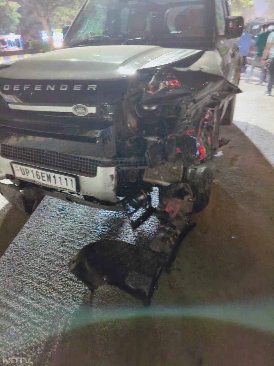 परखच्चे उड़ गए... कारों की हालत बता रही थी कितनी भयानक थी डिफेंडर की टक्कर, देखिए तस्वीरें