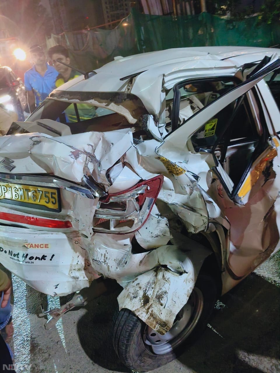 परखच्चे उड़ गए... कारों की हालत बता रही थी कितनी भयानक थी डिफेंडर की टक्कर, देखिए तस्वीरें