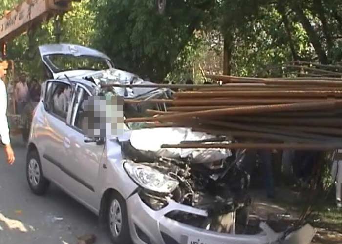 Iron rods sticking out of truck pierce through car in Noida, driver killed