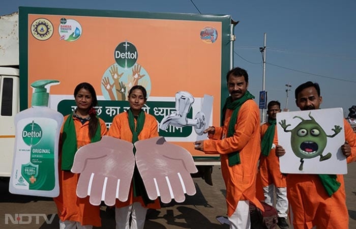 At the Maha Kumbh Mela 2025, the Nukkad Natak group is here to spread an important message through poetry! <i>"Naatak dekho naatak dekho bhai, Baat itni choti samajh na aayi?"<i/>.