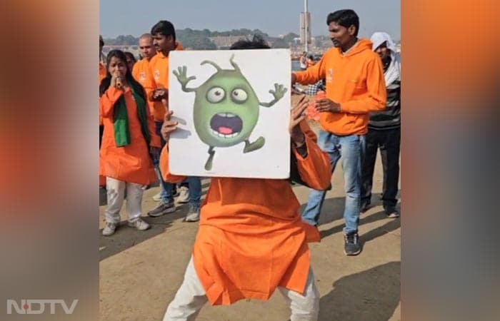 Through fun performances, they show how germs like <i>Kitaanu<i/> can enter your body and harm it. The best way to protect yourself? Wash your hands with Dettol!