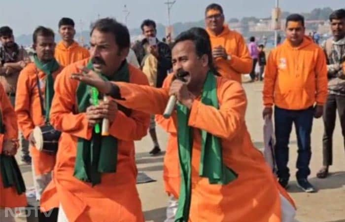 Dettol Banega Swasth India brings vibrant Nukkad Natak performances to the Maha Kumbh Mela, educating people about health and hygiene in an entertaining way. Through poetry and action, they show us the importance of handwashing for a healthier life.