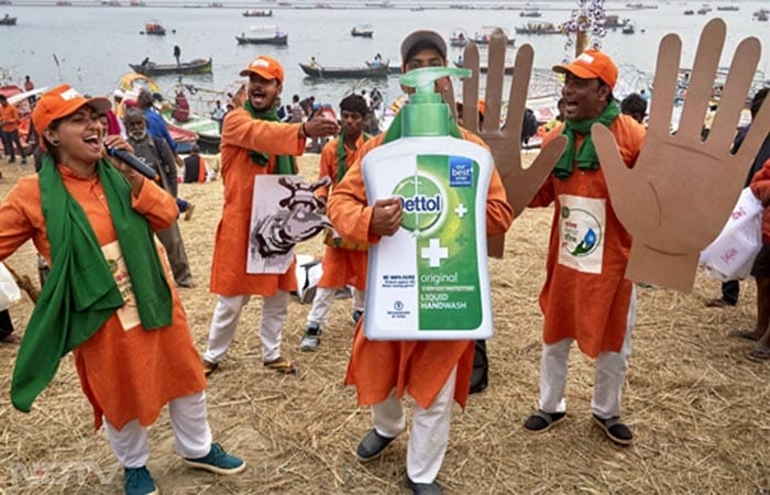 <i>Kitaanu<i/> (germs) are sneaky! The Nukkad Natak group uses fun poetry to explain how germs can enter your body and make you sick. But don't worry, with Dettol soap and regular handwashing, you can stay protected from illness and enjoy the Kumbh safely.