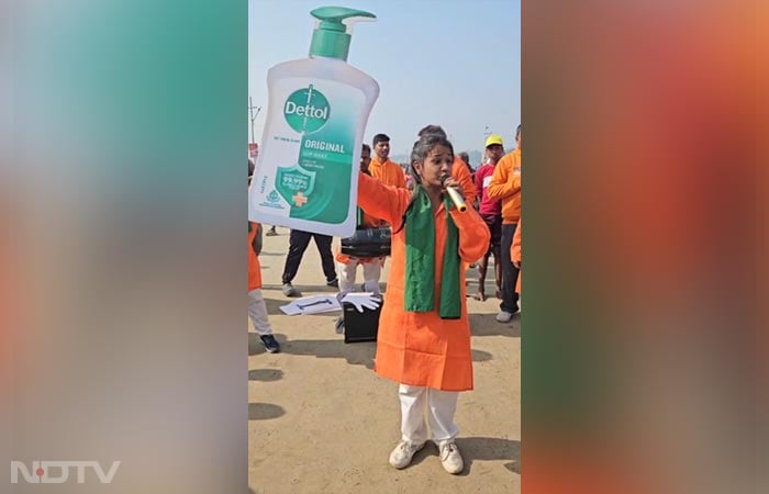 Want to stay healthy at the Kumbh? The Nukkad Natak group reminds us with their catchy poem: <i>"Agar bachna hai bimaati se, hospital ki yaari se, Safaiya rakha ho bhaiya?"<i/>. Wash your hands regularly, and protect yourself from germs at the Mela!