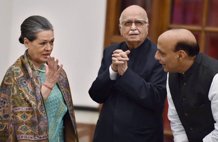 Congress President, Sonia Gandhi, Senior BJP leader, LK Advani and Home Minister Rajnath Singh arrive at the banquet hosted by President Pranab Mukherjee for the Obamas.