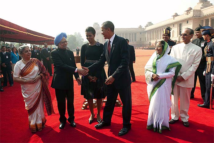 US President Barack Obama and First Lady Michelle Obama are welcomed by Indian Prime Minister Manmohan Singh and his wife Gursharan Kaur as they arrive at Rashtrapati Bahavan in New Dehli on November 8, 2010. President Barack Obama will set out his vision for US relations with India today, after raising expectations among his hosts by billing the friendship as "indispensable" to future peace and prosperity. (AFP PHOTO)