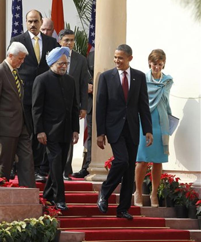 US President Barack Obama, second right, and India's Prime Minister Manmohan Singh walk together before a joint news conference at Hyderabad House in New Delhi, India, Monday, Nov. 8, 2010. (AP Photo)