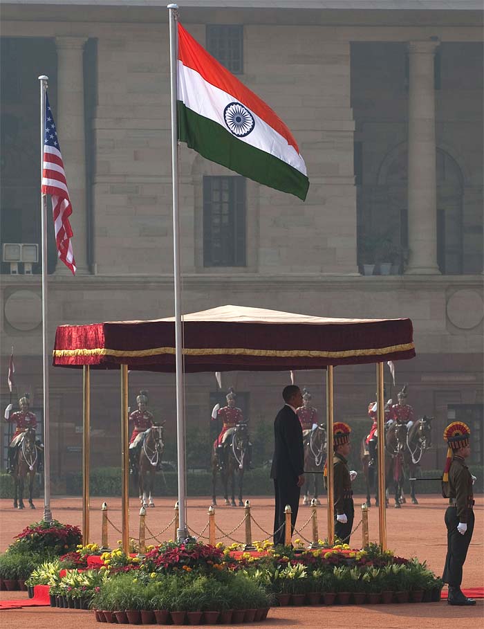 US President Barack Obama listens to his national anthem during a welcoming ceremony at the Presidential palace in New Dehli on November 8, 2010. (AFP Photo)