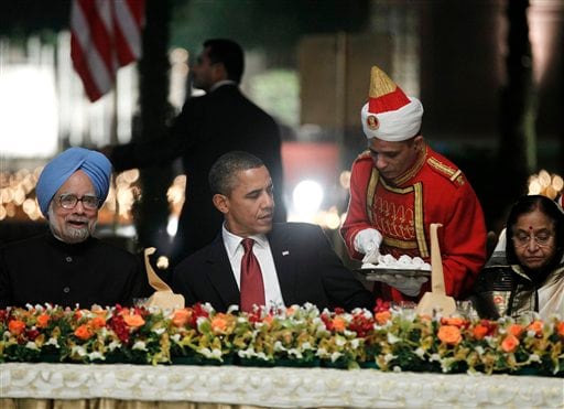 US President Barack Obama is seated between India's President Prathiba Patil and Prime Minister Manmohan Singh at the start of a state dinner at the Rashtrapati Bhavan in New Delhi. (AP Photo)