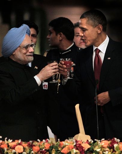 US President Barack Obama with India's Prime Minister Manmohan Singh at a state dinner at the Rashtrapati Bhavan in New Delhi on November 8. (AP Photo)