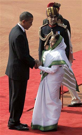 President Barack Obama,shakes hands with Indian President Pratibha Patil during a ceremonial reception at the Presidential Palace in New Delhi, India, Monday, Nov 8, 2010. Obama is on a three-day visit to the world's largest democracy. (AP Photo)