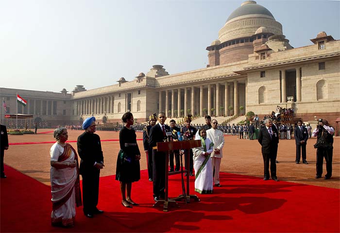 Indian Prime Minister Manmohan Singh's wife Gursharan Kaur, Indian Prime Minister Manmohan Singh, US First Lady Michelle Obama, US President Barack Obama and Indian President Pratibha Patil listen to Obama's speech during a welcoming ceremony at the Presidential palace in New Dehli on November 8, 2010. (AFP PHOTO)