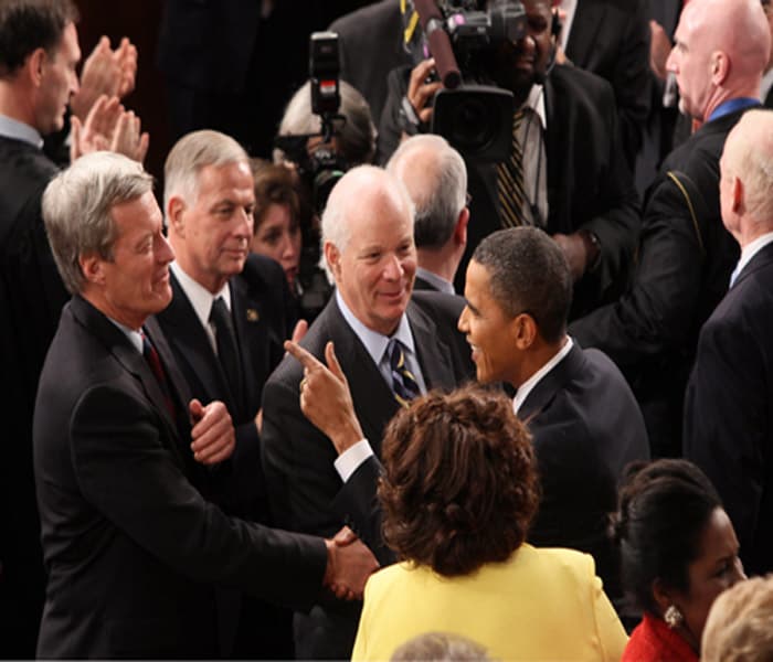 Seen here is President Barack Obama shaking hands with Senator Max Baucus (D-Mont.) as he arrived at the Capitol in Washington to deliver his first State of the Union address. (NYT Photo)