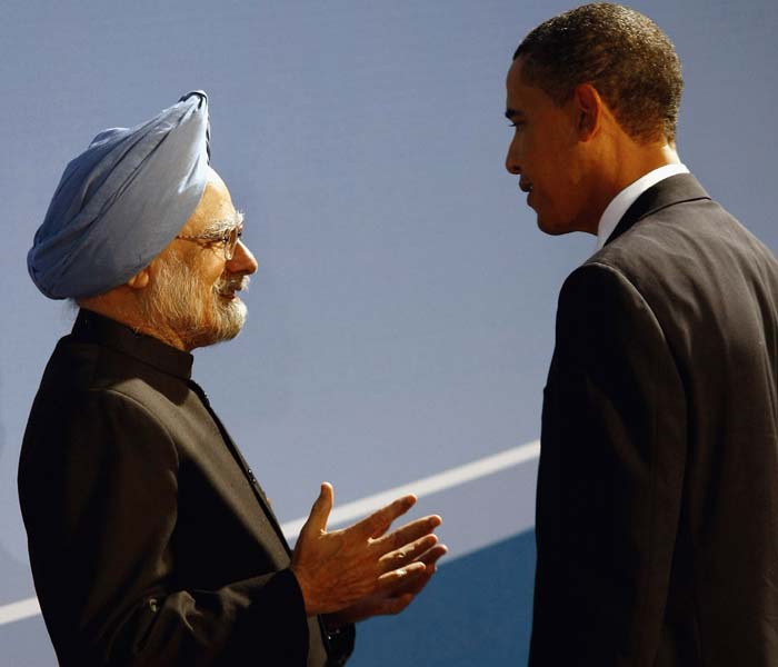 Prime Minister Manmohan Singh with US President Barack Obama at the Phipps Conservatory for the G-20 Summit on September 24, 2009 in Pittsburgh, Pennsylvania. US President Obama met the world leaders and spouses to kick off the two-day G-20 summit held at the David L Lawrence Convention Center aimed at promoting economic growth. (AFP Photo)