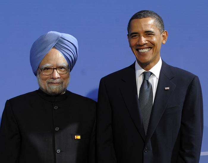 US President Barack Obama welcomes Prime Minister Manmohan Singh to the G20 dinner at the Phipps Conservatory on September 24, 2009 in Pittsburgh, Pennsylvania. (AFP Photo)