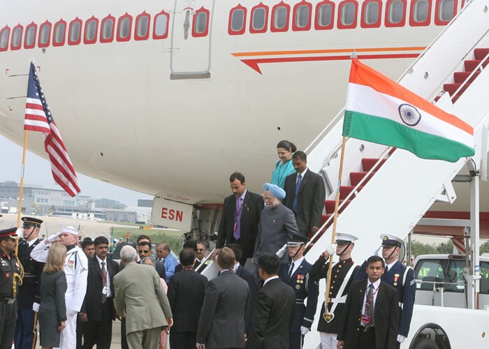 Prime Minister Manmohan Singh arrives at Pittsburgh International Airport to attend the G-20 Summit in Pittsburgh on Thursday. (PTI Photo)