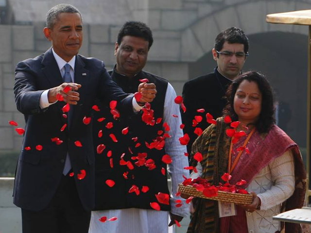 Photo : President Obama Pays Tribute to Mahatma Gandhi at Rajghat