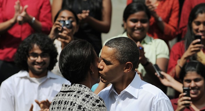 US President Barack Obama thanks his wife Michelle before addressing students at St. Xavier's College in Mumbai on November 7, 2010. (AFP Photo)