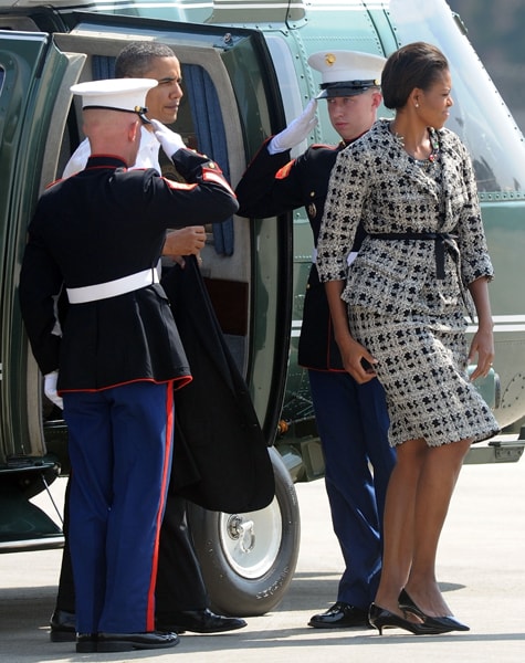 US President Barack Obama and his wife Michelle get off Marine One to board Air Force One for New Delhi from Chhatrapati Shivaji International airport in Mumbai on November 7. (AFP Photo)