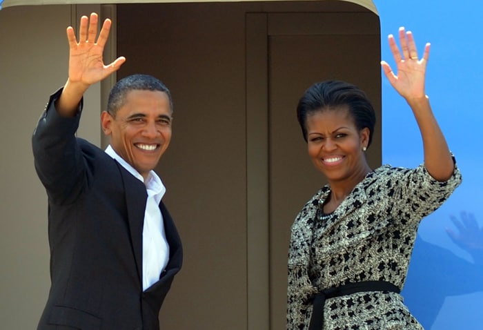 US President Barack Obama and his wife Michelle wave as they board Air Force One to depart for New Delhi from Chhatrapati Shivaji International airport in Mumbai on November 7, 2010. (AFP Photo)