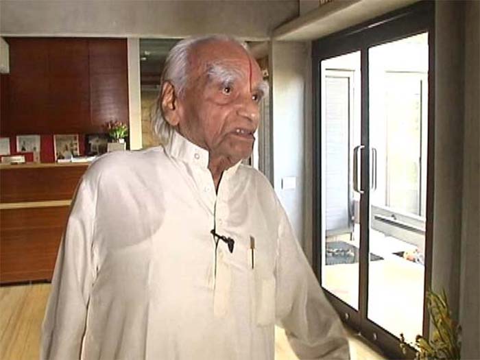 <b>BKS Iyenger:</b> World-renowned yoga guru and founder of the Iyenger School of Yoga, BKS Iyengar, died in August at a hospital in Pune. He was 95. Mr Iyengar was honoured with Padma Vibhushan. (<a style="text-decoration:underline!important;" href="http://www.ndtv.com/article/india/yoga-guru-bks-iyengar-dies-at-95-578622"><b>Read More &raquo;</b></a>)