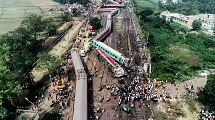 आसमान से ली गई इन तस्वीरों में ओडिशा ट्रेन हादसे का मंजर बेहद खौफनाक दिख रहा है.
