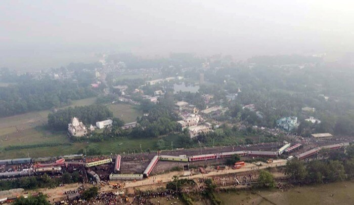 ओडिशा के बालासोर जिले में शुक्रवार शाम हुए भयानक रेल हादसे की जानकारी मिलते ही स्थानीय लोग घायलों की मदद करने के लिए तत्काल दुर्घटनास्थल पर पहुंच गए.