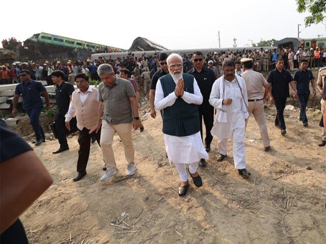 Photo : Odisha Train Accident: प्रधानमंत्री नरेन्द्र मोदी ने लिया घटनास्थल का जायजा, देखें तस्वीरें