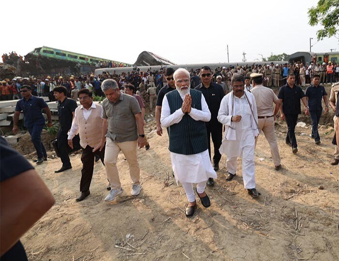 प्रधानमंत्री नरेंद्र मोदी ने बालासोर ट्रेन दुर्घटना स्थल पर चल रहे बहाली कार्य की समीक्षा की. इस दौरान पीएम मोदी के साथ रेल मंत्री अश्विनी वैष्णव और कई अन्य अधिकारी भी मौजूद रहे.