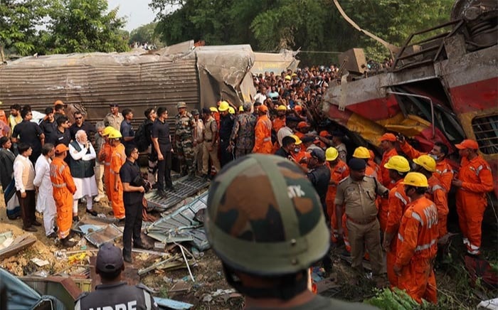 बहानागा बाजार में दुर्घटनास्थल पर पहुंचने से पहले पीएम ने ट्रेन हादसे पर नई दिल्ली में एक उच्च स्तरीय बैठक की अध्यक्षता की थी.