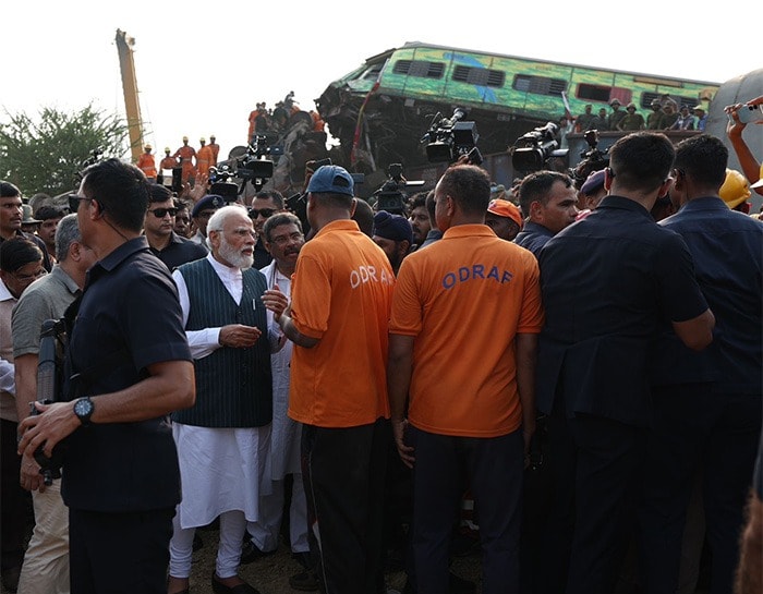 Odisha Train Accident: प्रधानमंत्री नरेन्द्र मोदी ने लिया घटनास्थल का जायजा, देखें तस्वीरें