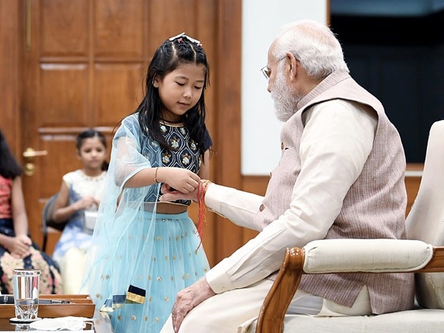 Photo : रक्षाबंधन पर बच्चियों ने प्रधानमंत्री मोदी की कलाई पर बांधी राखी, देखें तस्वीरें