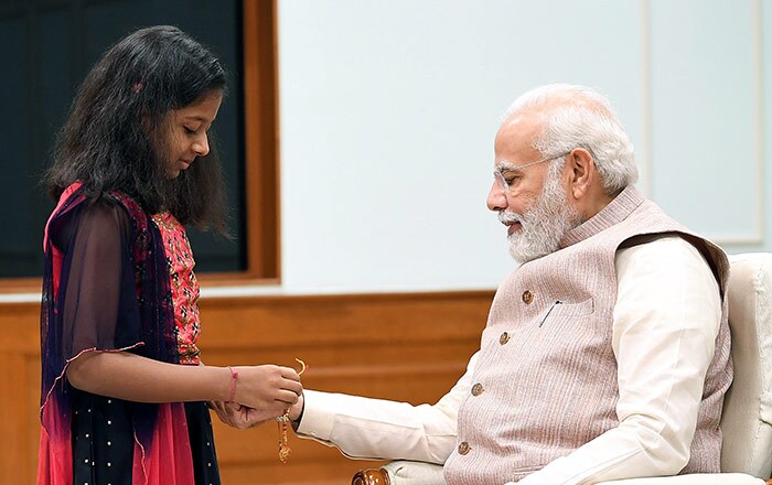 रक्षाबंधन पर बच्चियों ने प्रधानमंत्री मोदी की कलाई पर बांधी राखी, देखें तस्वीरें