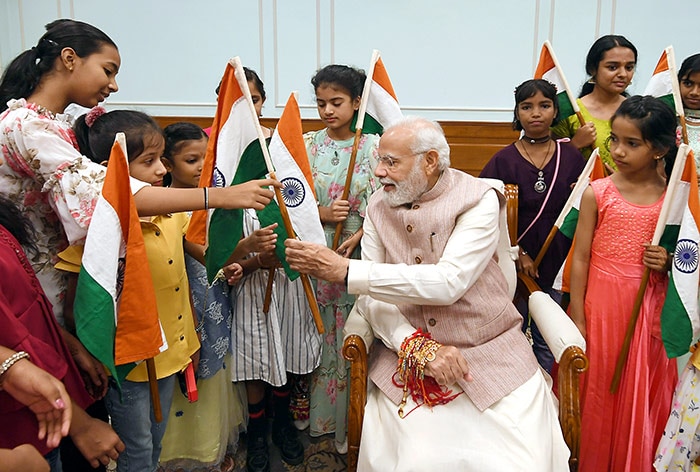 रक्षाबंधन पर बच्चियों ने प्रधानमंत्री मोदी की कलाई पर बांधी राखी, देखें तस्वीरें