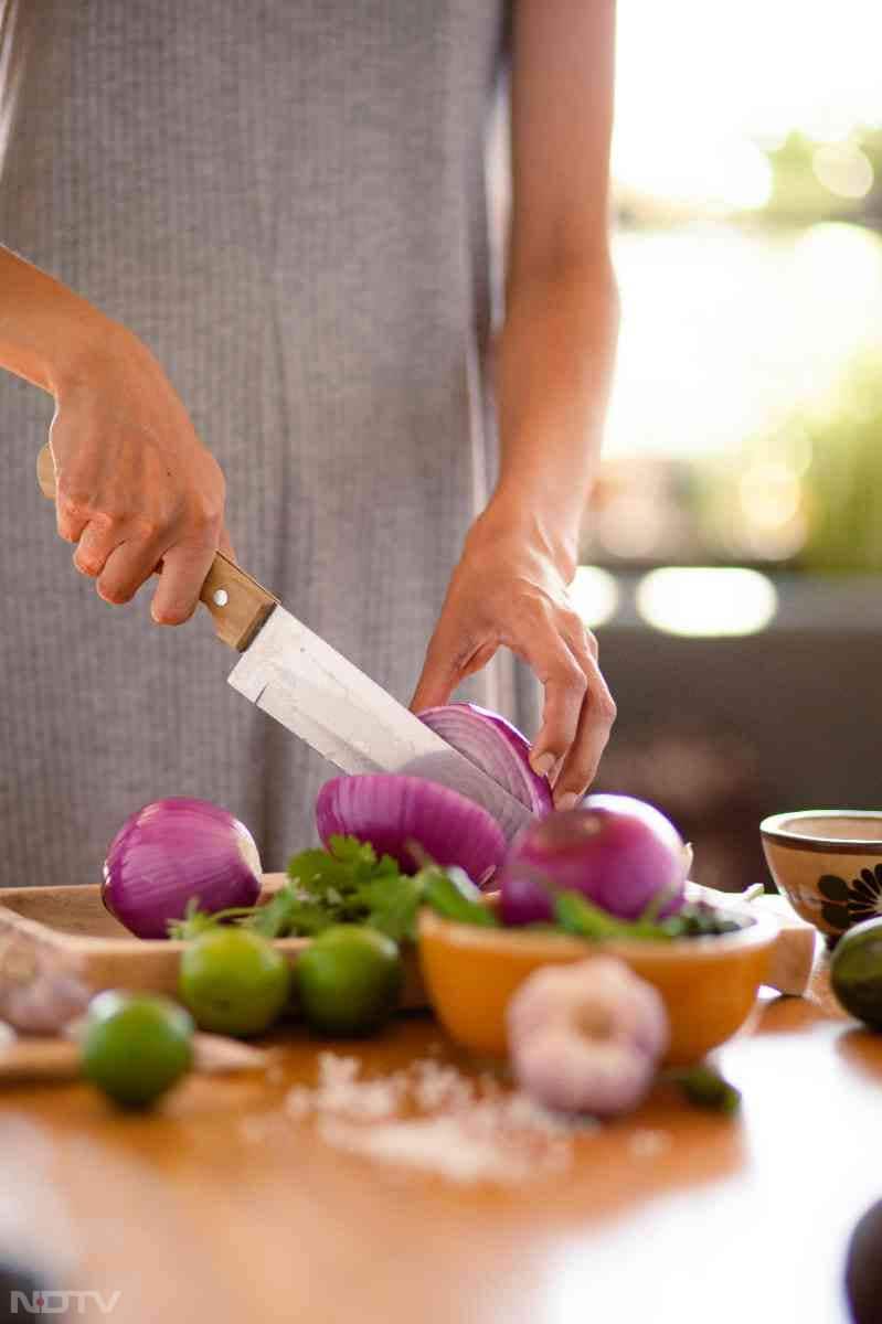 प्याज में सल्फर होता है जो वातावरण में गैस के रूप में फैलकर आंखों में जलन पैदा कर सकता है. कई लोग इसके कारण आंसू आने की समस्या से परेशान रहते हैं.