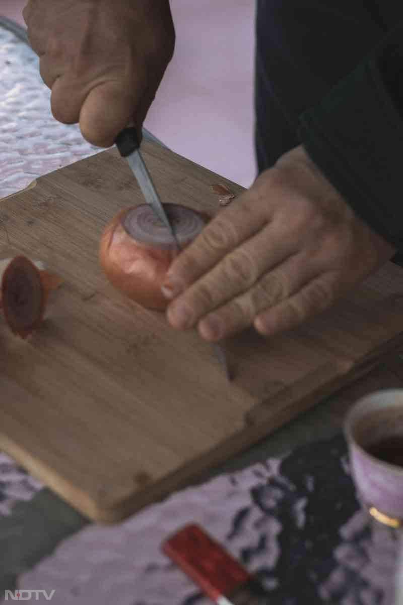 तेज चाकू से प्याज काटने के दो फायदे हैं. पहला, प्याज जल्दी कट जाता है और दूसरा वातावरण में कम सल्फर यौगिक निकलते हैं जिससे आंखों में जलन नहीं होती है.