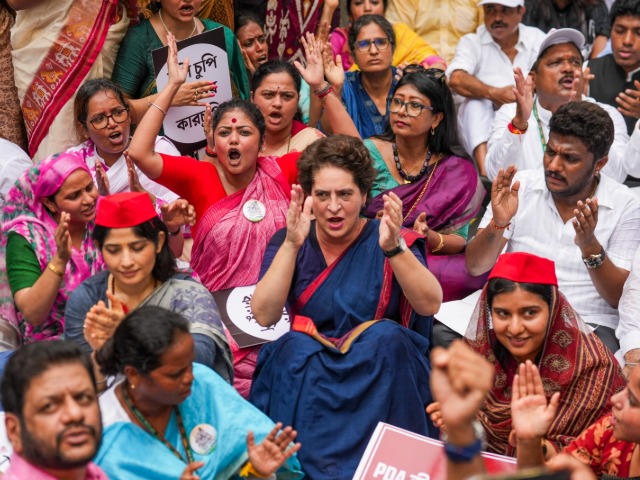 राहुल, प्रियंका, डिंपल, अखिलेश... SIR पर विपक्ष का 'हल्ला बोल', देखें तस्वीरें