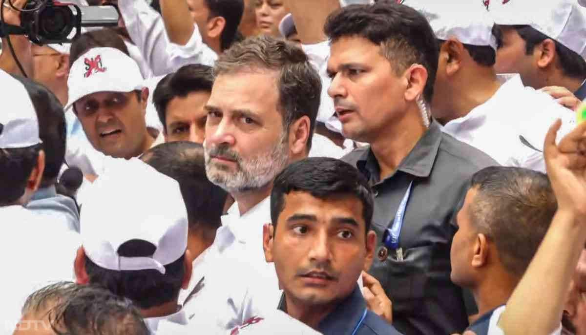 दोनों ही सदनों में विपक्ष ने अपनी मांगों को लेकर नारेबाजी की.